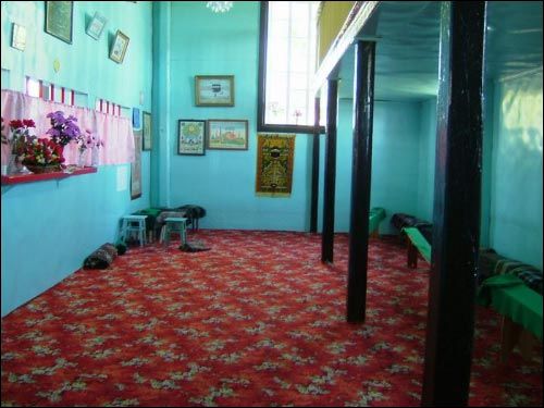 Жаночая палова аддзелена ад агульнай залі сьценкай з вокнамі Іўе. Мячэць