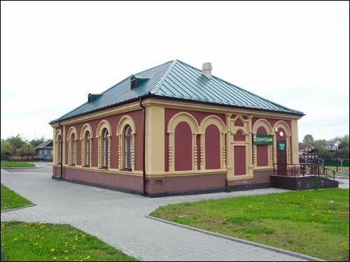 Mir.  Synagogalny dwór