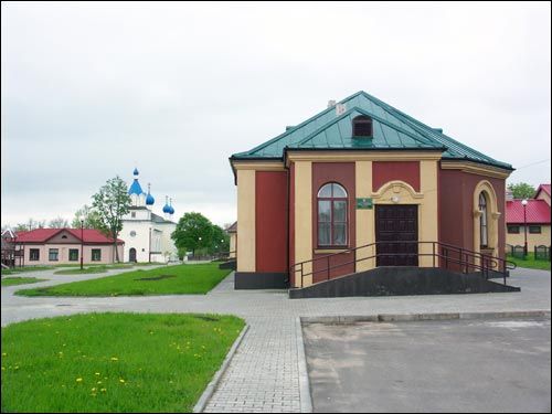 Mir.  Synagogalny dwór