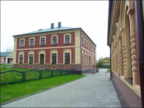 Mir.  Synagogalny dwór