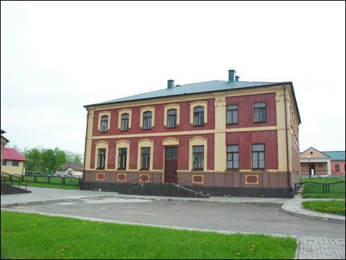 Mir.  Synagogalny dwór