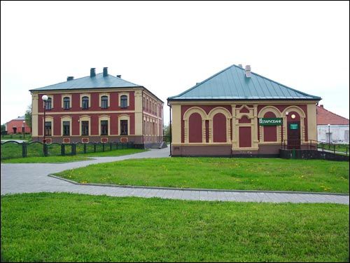 Mir.  Synagogalny dwór