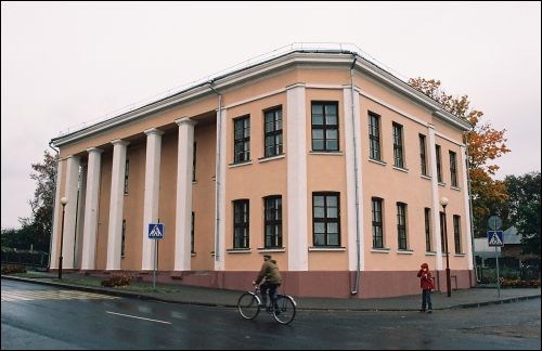 Mir.  Synagogalny dwór