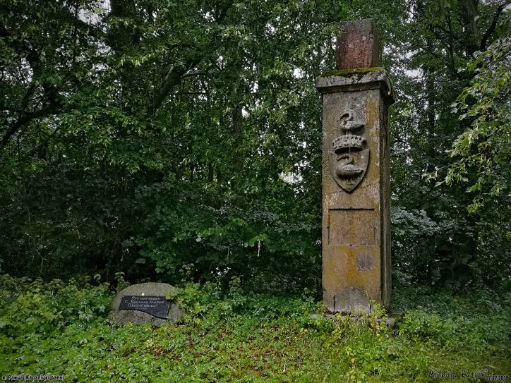Райца.  Гербовый столб Раецких