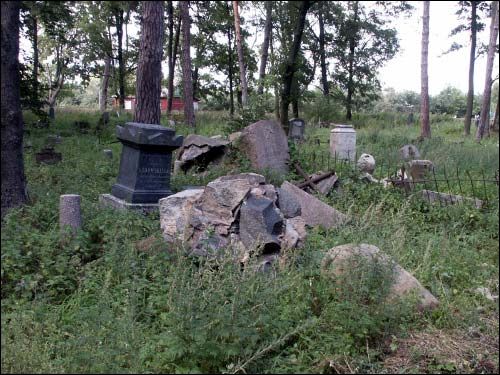 Lida |  Cmentarz stary katolicki. Zrujnowany grobowiec rodziny Sadowskich