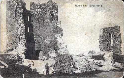 Nowogródek |   Zamek nowogródzki, ruiny. Ruiny zamku. Niemiecka pocztówka z lat 1915-18