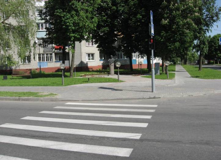 Скверик расположен на пересечение улиц Советская и Комсомольская Новогрудок. Улицы города