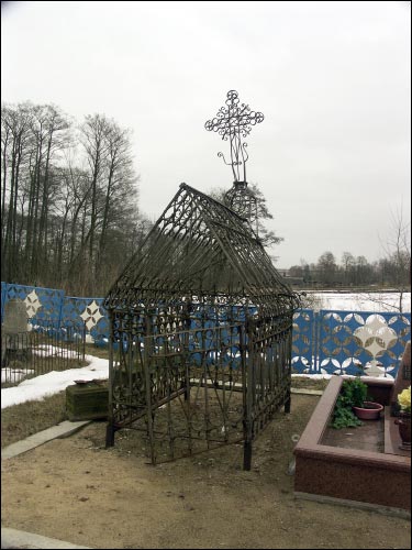  - Царква Святога Дзмітрыя Салунскага. Каваная агароджа магілы сьвятара на царкоўным цьвінтары. 19 ст.