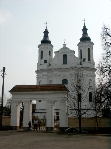  - Kościół św. Andrzeja Apostoła. Kościół Św. Anrdzeja Apostoła - fasada główna i brama