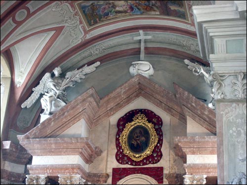  - Kościół św. Andrzeja Apostoła. Górna część ołtarza głównego z obrazem Matki Boskiej Żyrowickiej