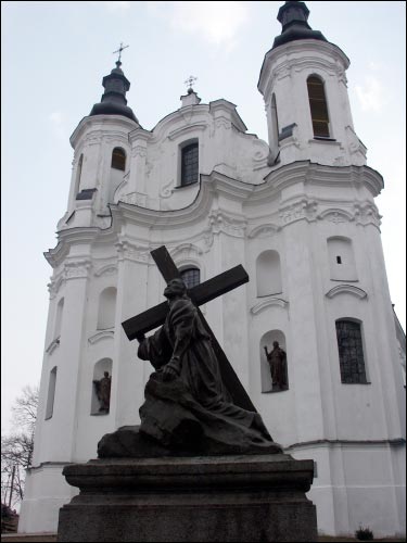  - Kościół św. Andrzeja Apostoła. Rzeźba św. Andrzeja przed fasadą główną