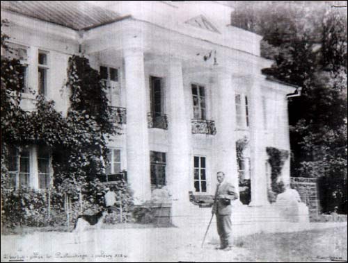  - Estate of Pusłowski. In front of palace. Photo from early XX century