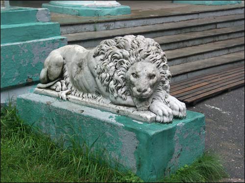  - Estate of Pusłowski. Lion in front of the palace