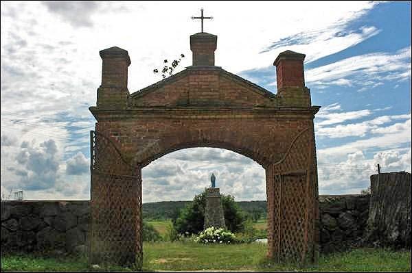  - Костёл Святой Троицы. Брама і погляд на помнік нямецкім салдатам