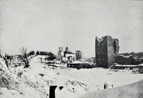 Крэва. Ля руінаў замка відаць неіснуючы касцёл св. Яна Хрысціцеля Крево. Костёл Пресвятой Девы Марии