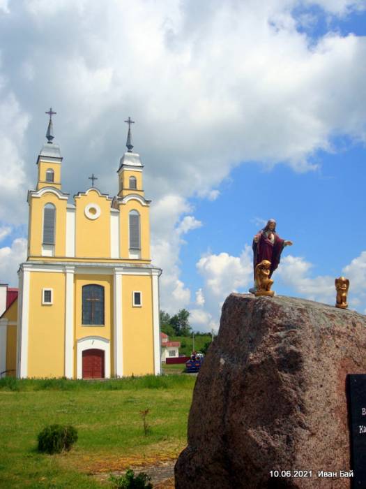 Памятный камень возле костёла Крево. Костёл Пресвятой Девы Марии