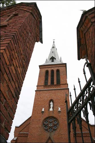 Каменка |  Костёл Святого Антония Падуанского. Вид на башню через ворота