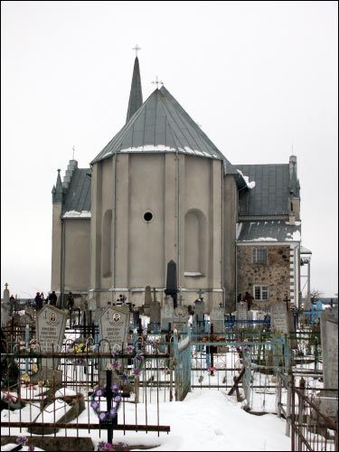 Рожанка |  Костёл Святых Апостолов Петра и Павла. Вид со стороны апсиды (03/2004)