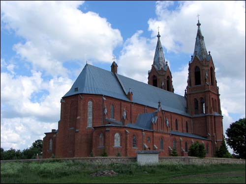Common view Staryja Vasiliški. Catholic church of St. Peter and St. Paul