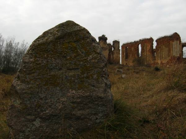 Ивашковичи.   Каменные могилы