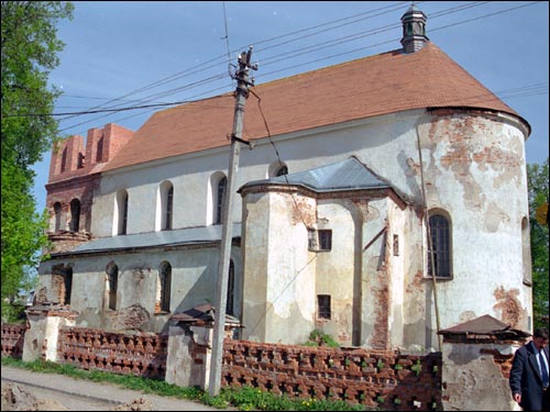  - Касцёл Святога Мікалая. Погляд на бакавы фасад і апсіду (травень 2002 г.)