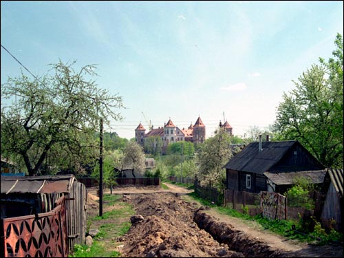 Замак. Від з двароў Мір. Краявіды