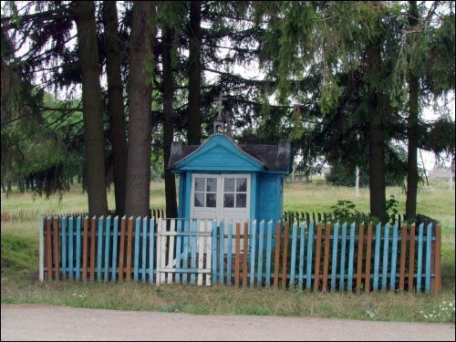 Łozki.  Kapliczka przydrożna 