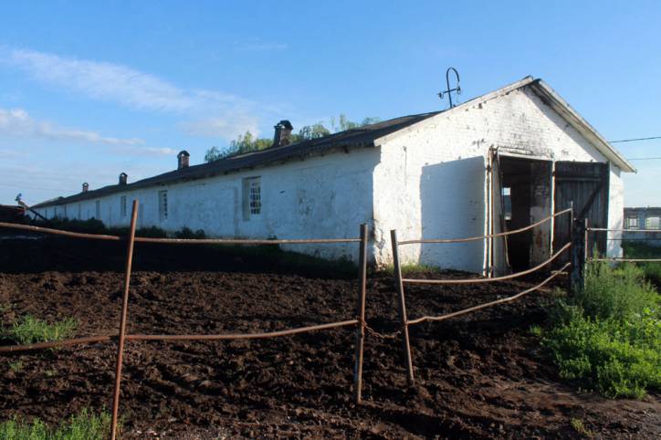  - Dwór gospodarczy . 