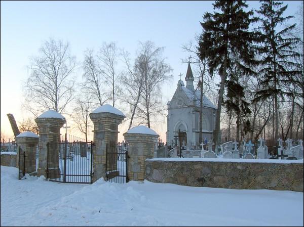 - Graveyard chapel . The caemetery gates and the chapel (photo 11.02.2007)