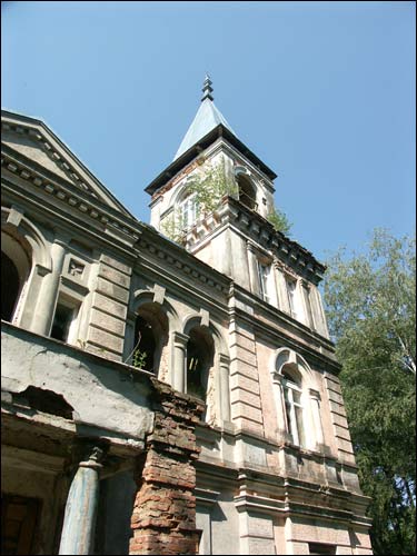  - Zespół pałacowo-parkowy . Fragment fasdy głównej; fragment portalu i wieża. Trudno uwierzyć, że obiekt był remontowany w 1881 roku