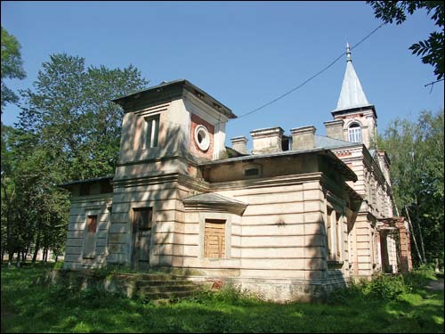  - Zespół pałacowo-parkowy . Widok lewego skrzydła