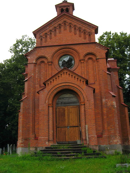 Roś. Graveyard chapel