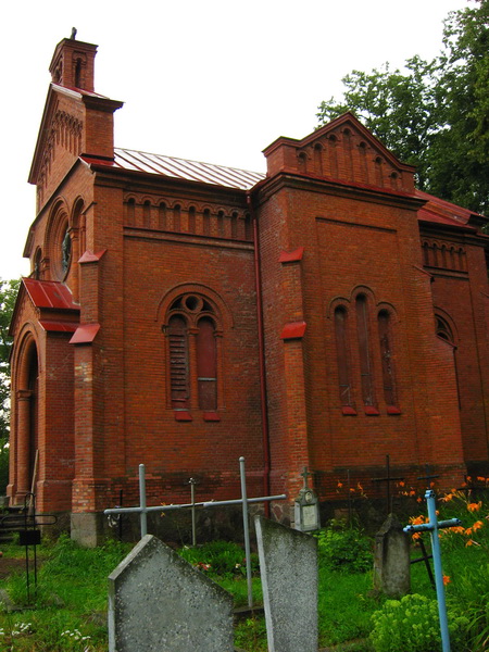 Roś. Graveyard chapel
