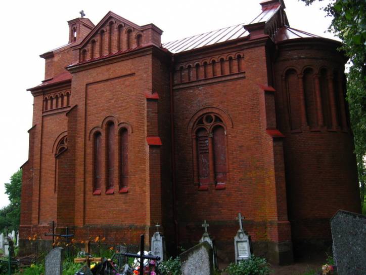 Roś. Graveyard chapel