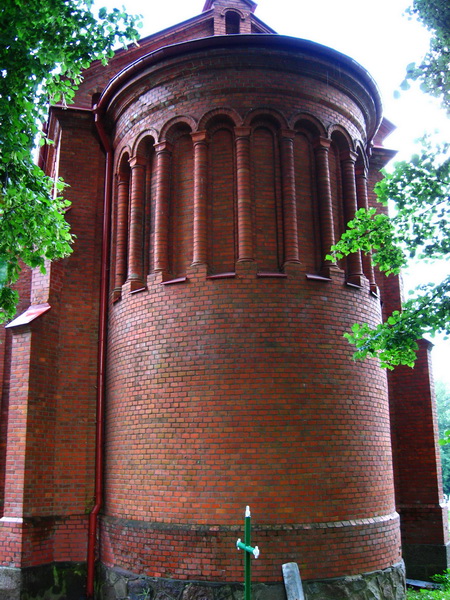 Roś. Graveyard chapel