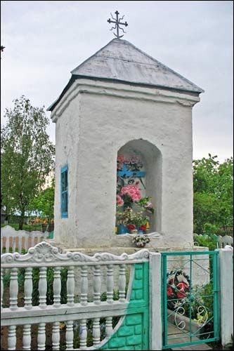 Panižany.  Road chapel 