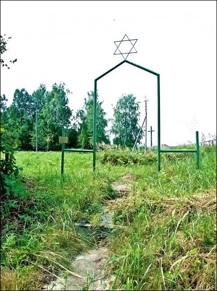  - cemetery Jewish. Gate at the Jewish cemetery in Kamionka