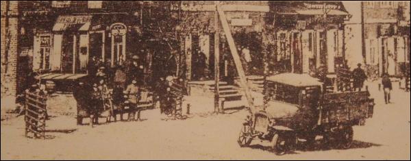  - Miasto na starych pocztówkach . 