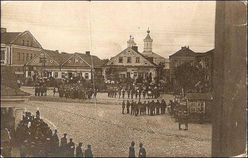  - Miasto na starych pocztówkach . Uroczystości na rynku w Nowogródku 1930 r.
