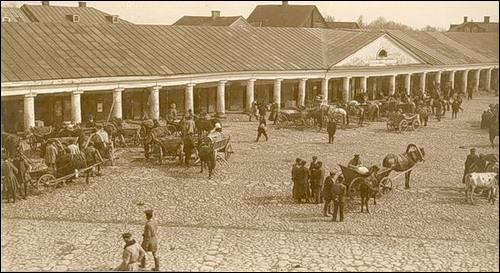  - Miasto na starych pocztówkach . Rynek w Nowogródku 1931r.