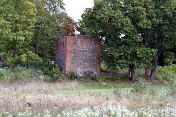  - Dzwonnica . Pozostałości starej dzwonnicy (fot. 09/2009)