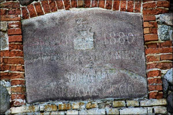  - Dzwonnica . Tablica fundacyjna na starej dzwonnicy: 1848-1880, dźwignięta staraniem Romana Popławskiego (fot. 09/2009)