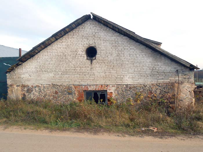 Białogorna |  Dwór gospodarczy . Budynek gospodarczy 1, fragment