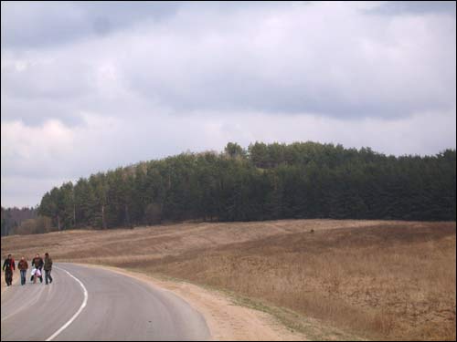  - Grodzisko . Grodzisko, inaczej stary zamek kniaziów Holszańskich. Po drodze do Borunów