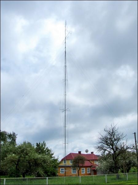  - В деревне . Дом 'мастера на все руки'. У него в доме, говорят, есть лифт, который он сделал самостоятельно. А эта антенная система,- кто видел что-нибудь подобное? Кстати, опускает и поднимает эту систему он в одиночку, в помощниках не нуждается.