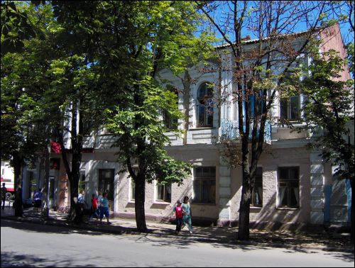 Адзін са шматлікіх старых будынкаў, што захаваліся на вул.Сацыялістычнай. Бабруйск. Вуліцы гораду