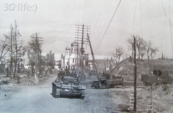  - Горад на фотаздымках часоў 2-ой сусветнай вайны . Зьвярніце ўвагу праваруч ад танка на вышыню гарадскіх валоў, зрытых саветамі ў 1960-х гадах.