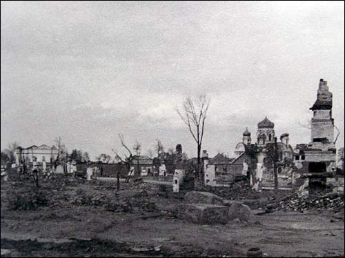  - Miasto na fotografiach z czasów II wojny światowej . Stary Bychów. Ruiny. Z lewej strony synagoga z XVII w, z prawej - cerkiew. Zdjęcie 1941 r