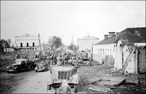  - Miasto na fotografiach z czasów II wojny światowej . Stary Bychów. Z lewej - synagoga z XVII w, z prawej - brama w ogrodzeniu cerkiewnym. Zdjęcie 1941 r
