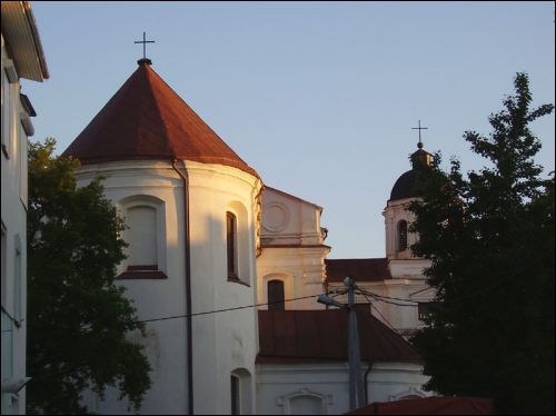  - Kościół Św. Stanisława. Widok kościoła z podwórza Domu Polskiego